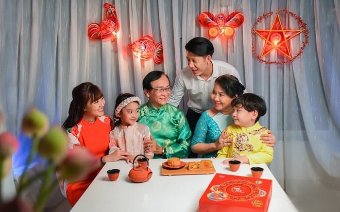 Gia đình đoàn viên trong dịp Trung Thu giúp gắn kết các thế hệ