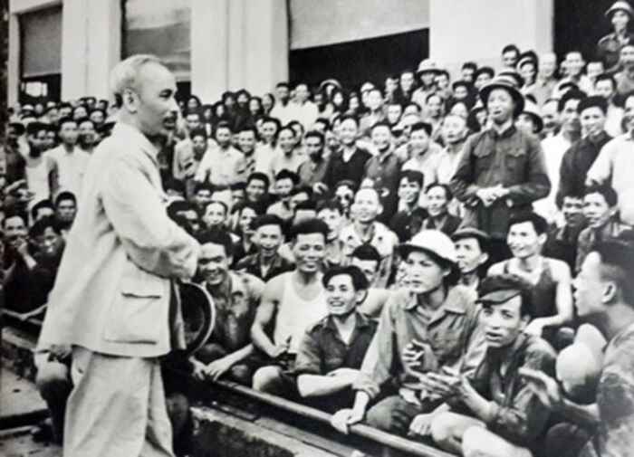 21/12/1954 Chủ tịch Hồ Chí Minh thăm nhà máy nhiệt điện Yên